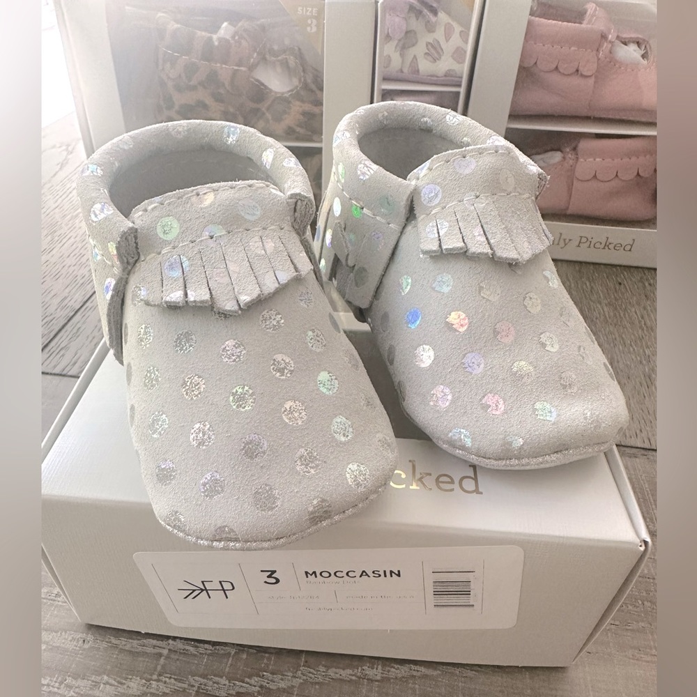 NIB Freshly Picked Collector’s Item: Rainbow Dots, Soft Soles Baby Mocs, Sz 3